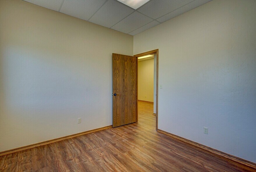 More Photos Of 2830 NW 32nd St, Newcastle Office For Lease