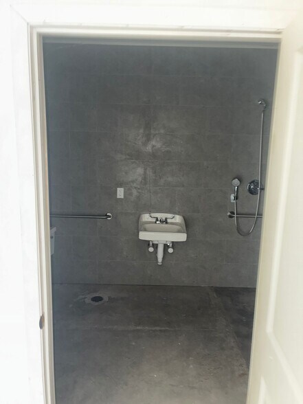 More Photos Of 4814 Alexander Ln, Dallas Showroom For Lease