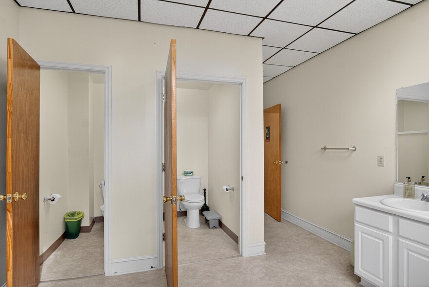 More Photos Of 104-110 S Hill Ave, South Hl, South Hill Office Residential For Sale