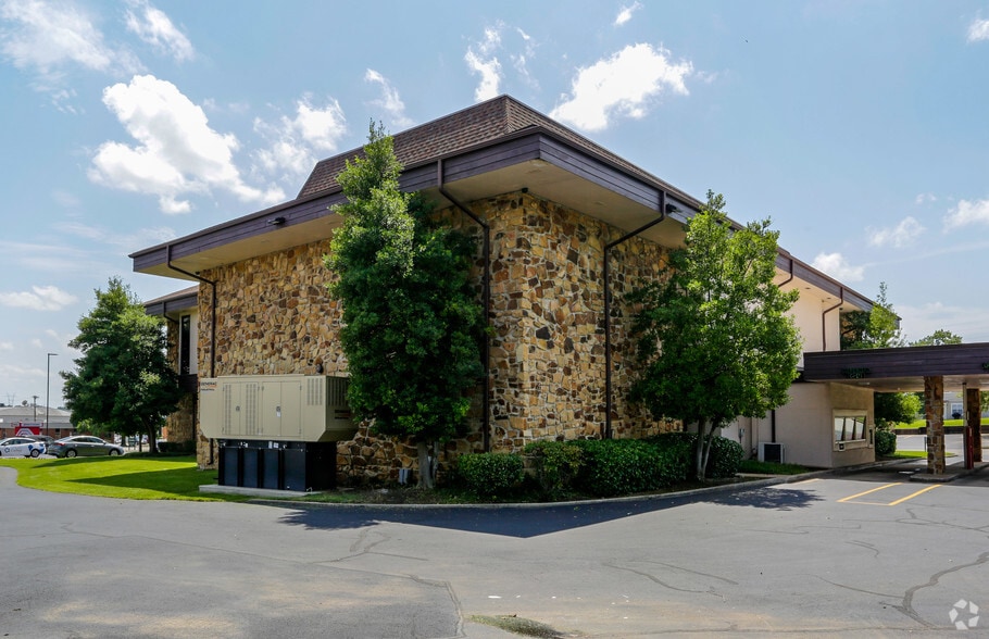 More Photos Of 401 E Broadway St, Sand Springs Office For Lease