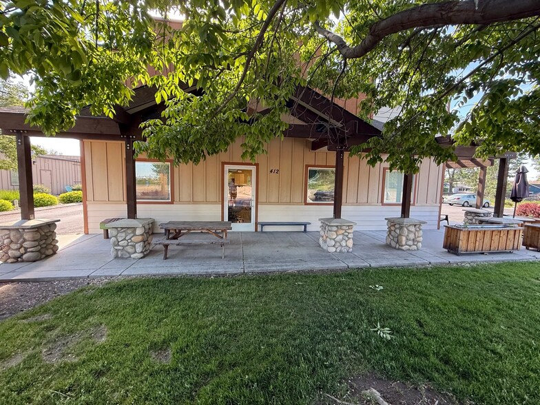 More Photos Of 412 S King Ave, Middleton General Retail For Sale