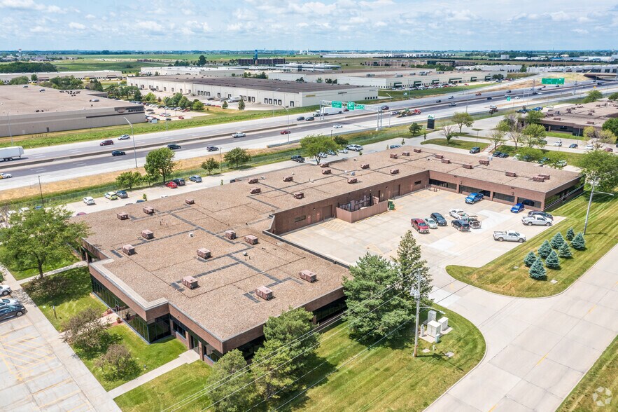 More Photos Of 4300-4398 NW 114th St, Urbandale Flex For Lease