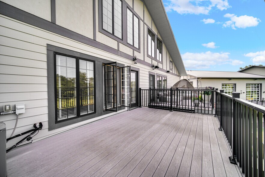 More Photos Of 2108-2260 Ferry Rd, Naperville Showroom For Sale