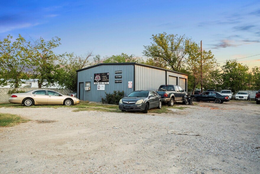 More Photos Of 2105 NE 2nd St, Mineral Wells Warehouse For Sale
