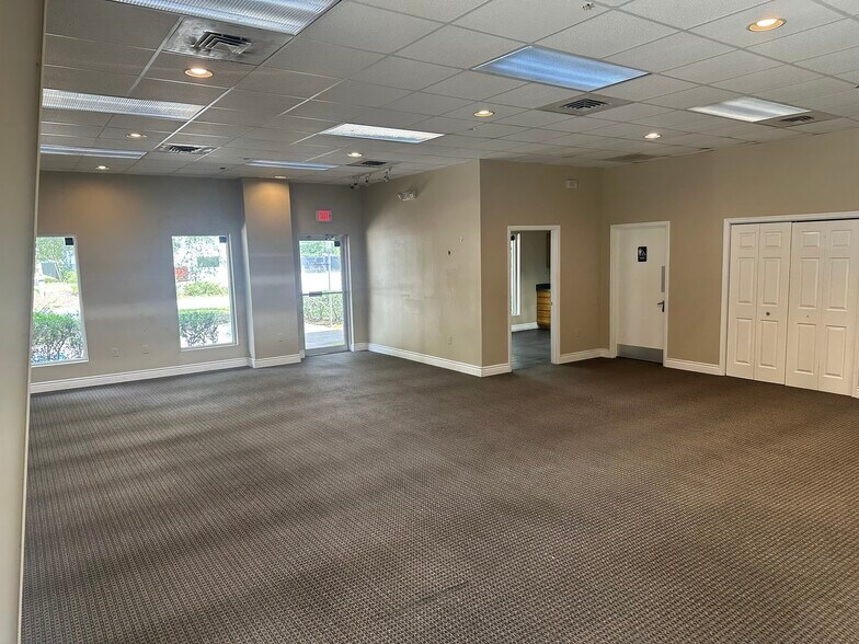 More Photos Of 9624 Sunbeam Center Dr, Jacksonville Warehouse For Sale