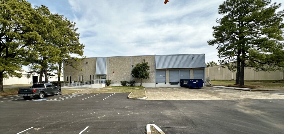 More Photos Of 4040 Delp St, Memphis Distribution For Lease
