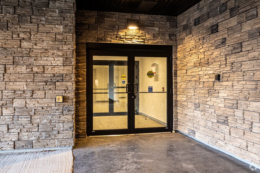 More Photos Of 16 Queen St W, Cambridge Apartments For Lease