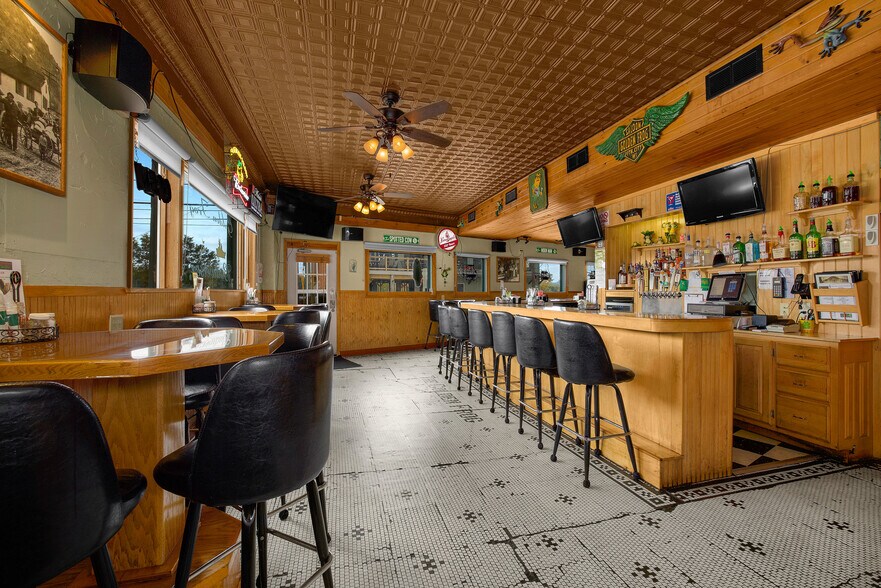 More Photos Of 112 N Shore Dr, Fountain City Restaurant For Sale