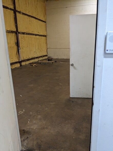 More Photos Of 3924 Woodbury Dr, Austin Warehouse For Lease