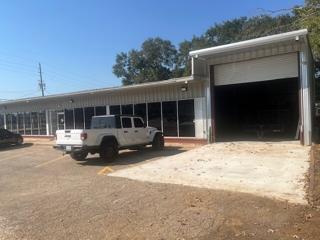 More Photos Of 202 N Frazier St, Conroe General Retail For Sale