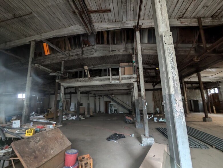 More Photos Of 70 Moshassuck Rd, Lincoln Manufacturing For Lease