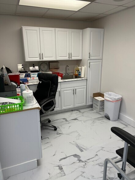 More Photos Of 14 Oak Forest Rd, Bluffton Medical For Lease