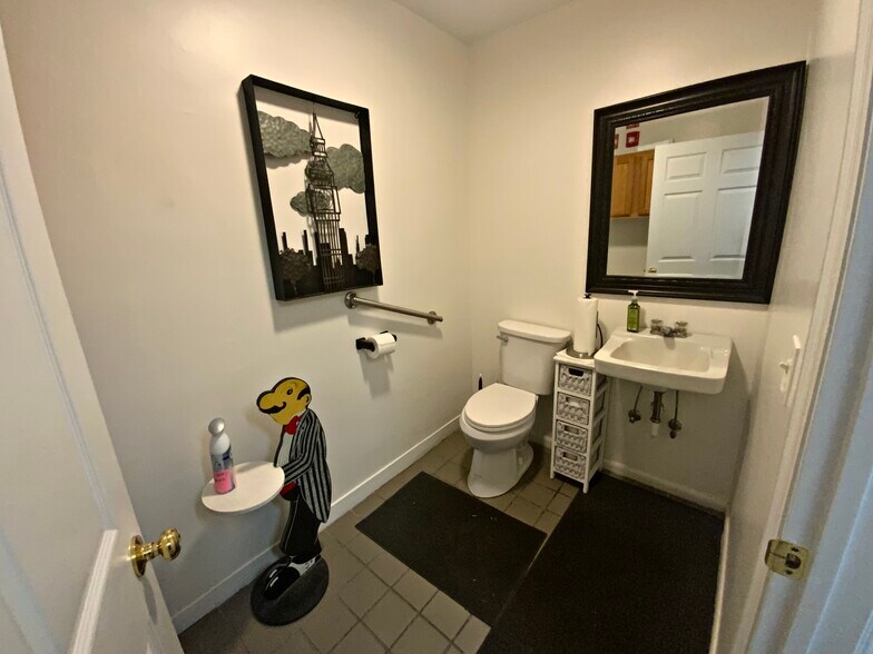 More Photos Of 1012 Noble St, Anniston Storefront Retail Office For Sale