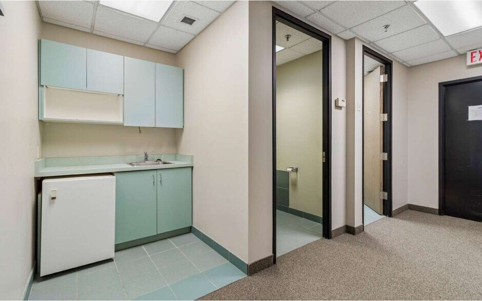More Photos Of 242 Applewood Cres, Vaughan Light Manufacturing For Sale