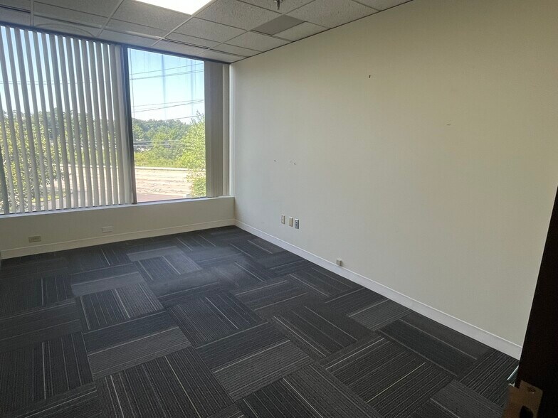 More Photos Of 800 S Main St, Mansfield Office For Lease