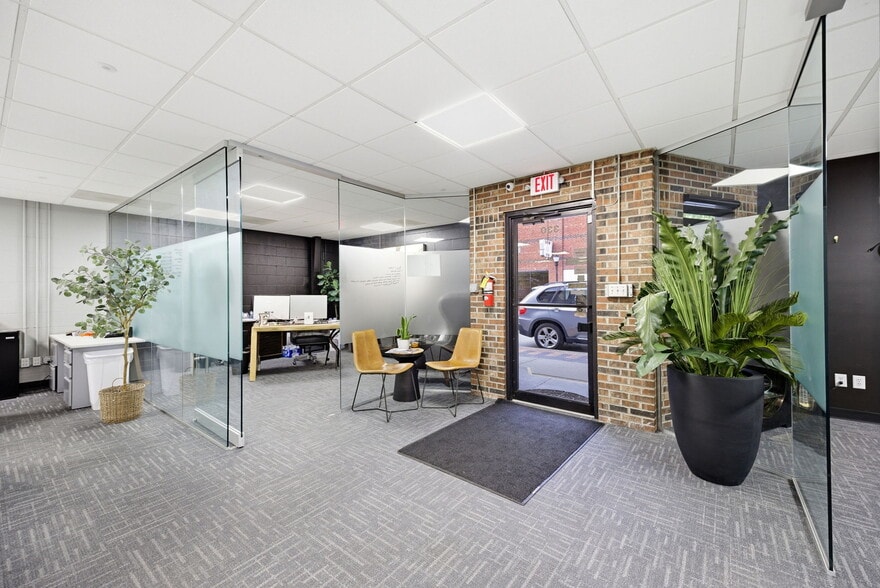 More Photos Of 326 SE Douglas St, Lees Summit Office For Sale