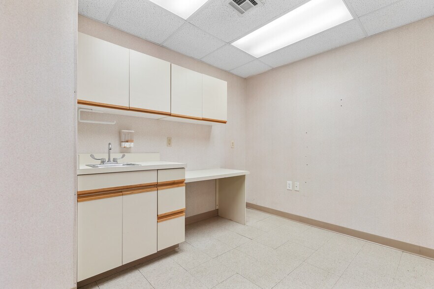 More Photos Of 50 S Franklin Tpke, Ramsey Medical For Lease