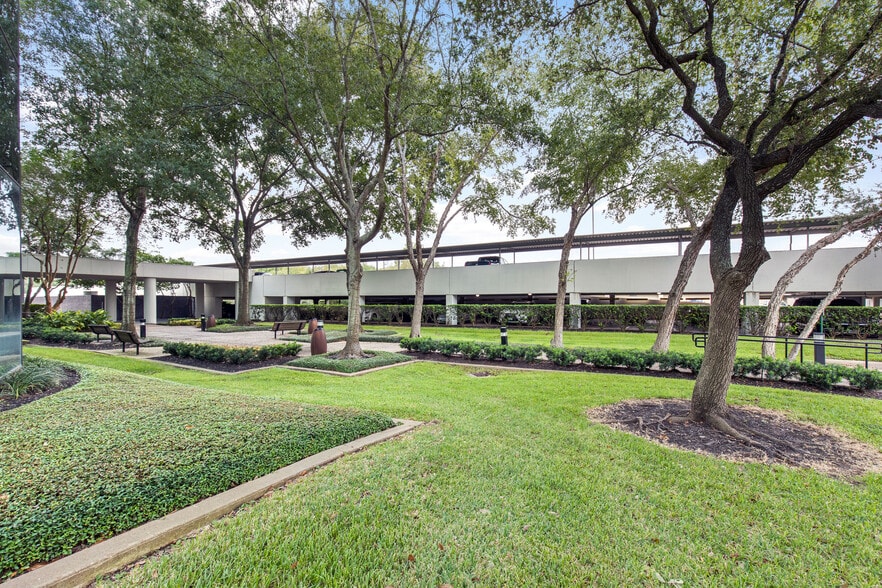 More Photos Of 1880 S Dairy Ashford Rd, Houston Office For Lease