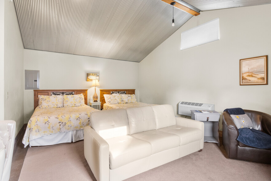 More Photos Of 4871 U.S. 31, Eastport Hotel For Sale