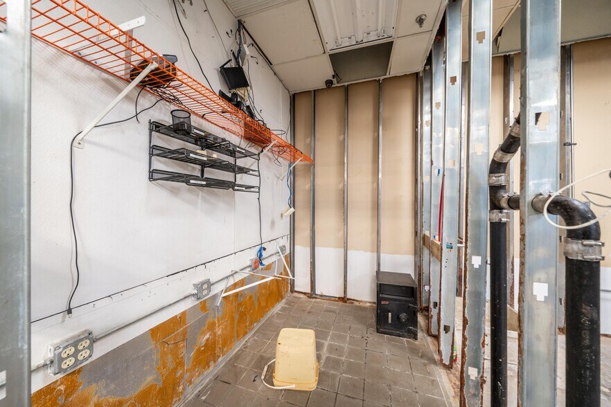 More Photos Of 2221 W Walnut St, Rogers Restaurant For Sale