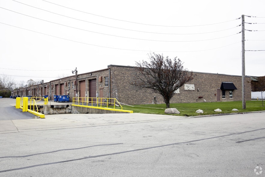 More Photos Of 1001 W Republic Dr, Addison Warehouse For Lease