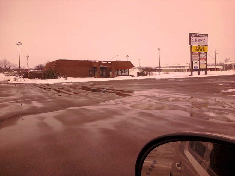 More Photos Of 1011-1013 E Spruce St, Abbotsford Storefront Retail Office For Lease