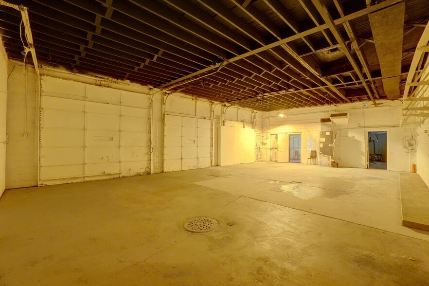 More Photos Of 10301 Whittier Ave, Detroit Auto Repair For Sale