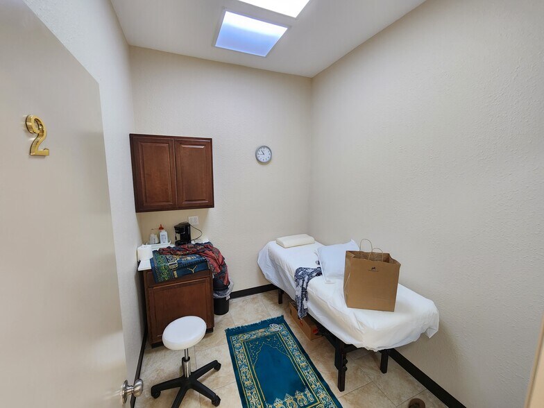 More Photos Of 417 E Parkwood Ave, Friendswood Office For Lease