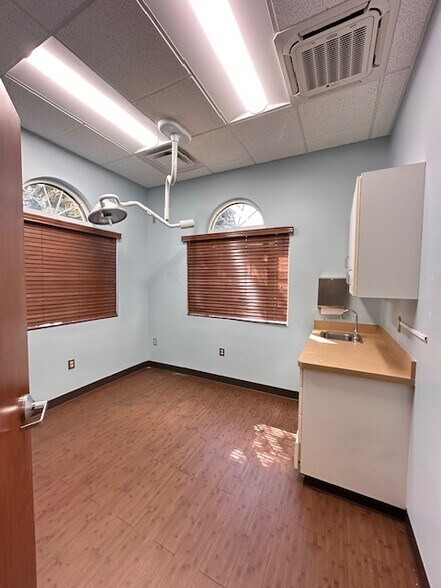 More Photos Of 5084 Villa Linde Pky, Flint Office For Sale