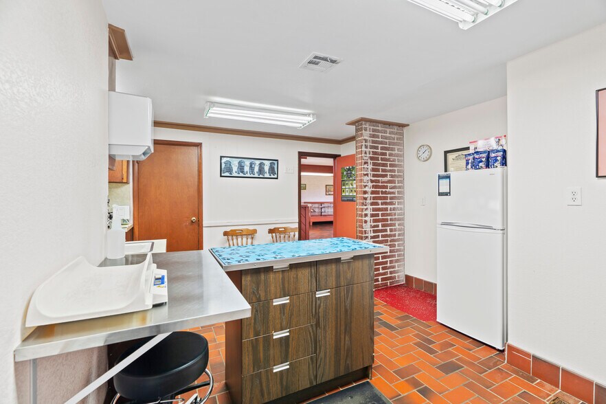 More Photos Of 1404 S B St, Henryetta Veterinarian Kennel For Sale