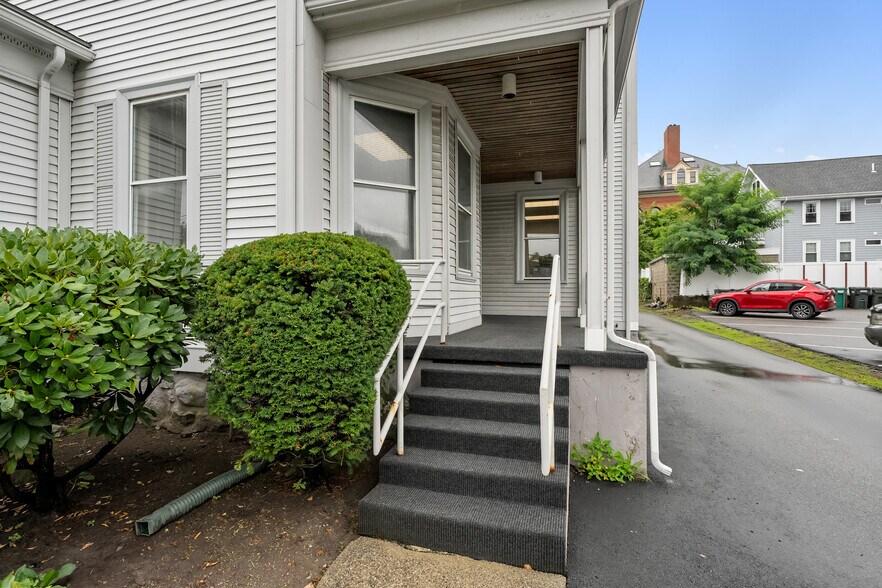 More Photos Of 1074 Massachusetts Ave, Arlington Office For Sale
