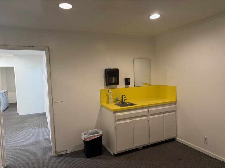 More Photos Of 5451 Laurel Canyon Blvd, Valley Village Medical For Lease