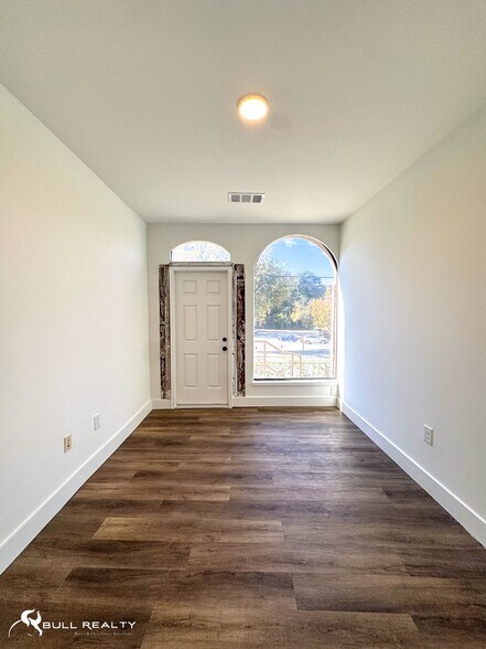 More Photos Of 1927 Piedmont Cir NE, Atlanta Storefront Retail Office For Lease