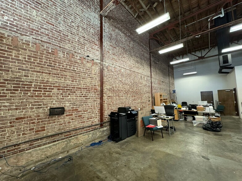 More Photos Of 258 Poplar Ave, Memphis Storefront Retail Office For Lease