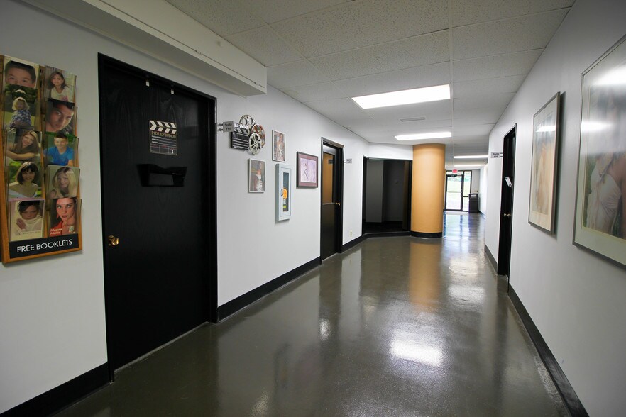 More Photos Of 9910 N 48th St, Omaha Office For Lease