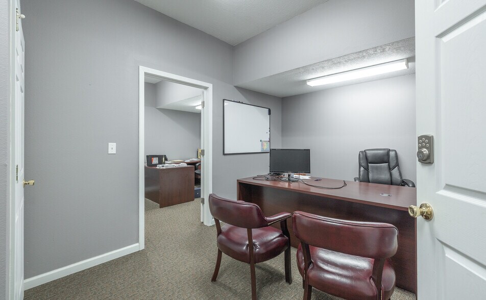 More Photos Of 575 Marshall Dr, Saint Robert Office For Sale