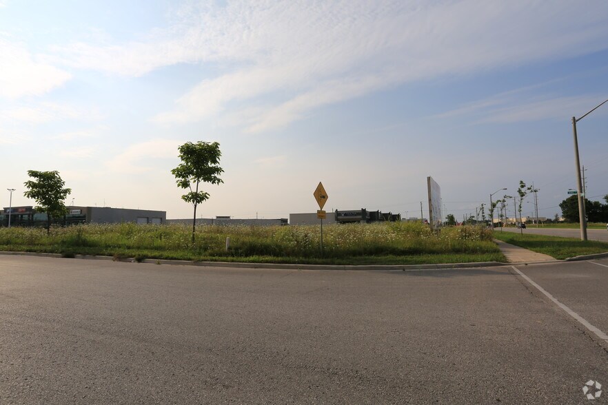 More Photos Of 341 King St, Barrie Light Distribution For Lease