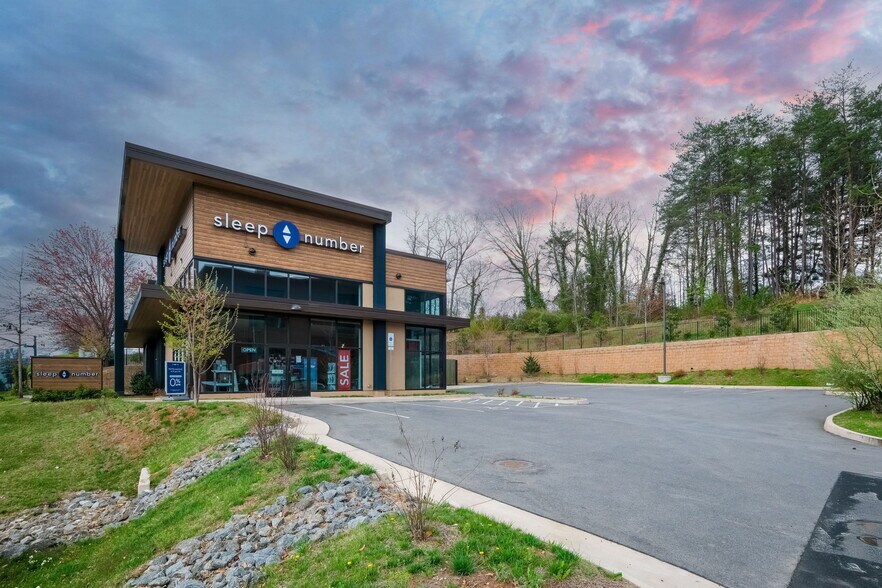 More Photos Of 1431 Seminole Trl, Charlottesville Freestanding For Sale