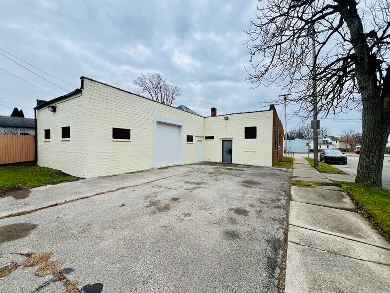 More Photos Of 1938 Airport Hwy, Toledo Freestanding For Sale