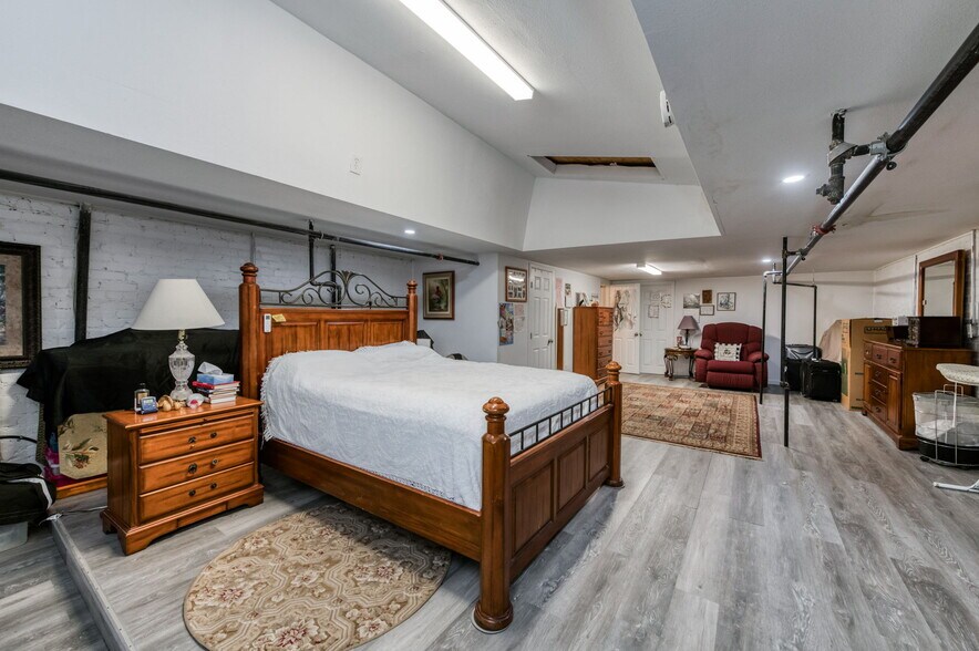 More Photos Of 137 N L St, Dinuba Storefront Retail Residential For Sale
