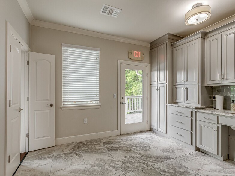More Photos Of 2232 Bridgeview Blvd, Edmond Office Residential For Sale