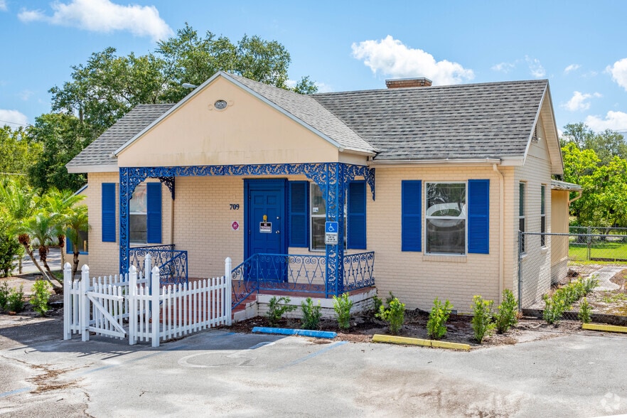 More Photos Of 709 N Church St, Mulberry Freestanding For Sale