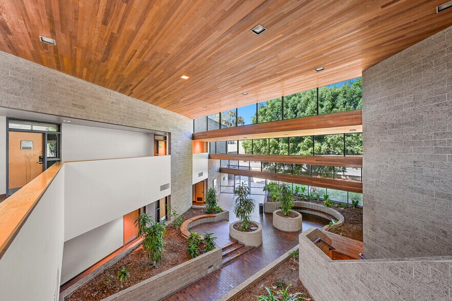 Primary Photo Of 2095 W Vista Way, Vista Medical For Lease