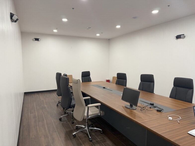 More Photos Of 282 W Hudson Rd, Rogers Flex For Lease