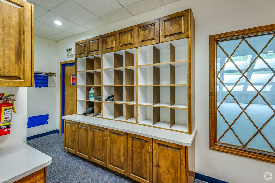 More Photos Of 7602 W Mequon Rd, Mequon Unknown For Lease