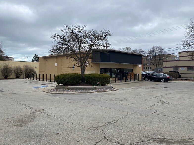 More Photos Of 8357 Skokie Blvd, Skokie Convenience Store For Lease