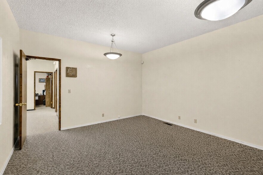 More Photos Of 12135 SE Lincoln St, Portland Office For Sale