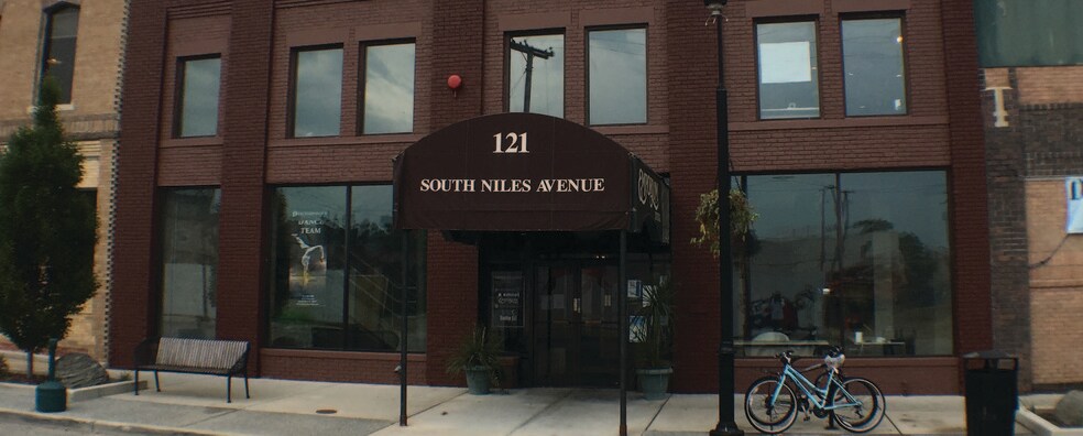 More Photos Of 121 S Niles Ave, South Bend Storefront Retail Office For Lease