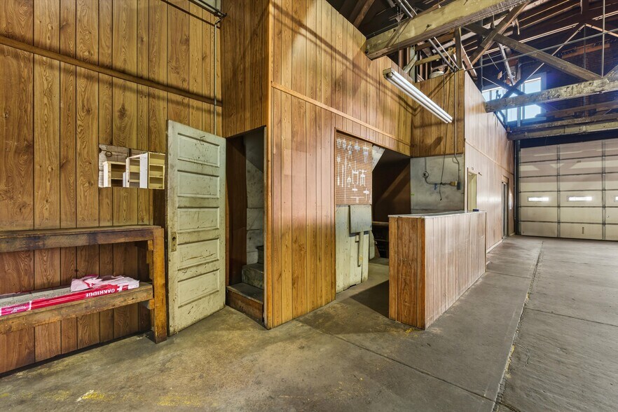 More Photos Of 201 N 2nd St, Raton Auto Repair For Sale