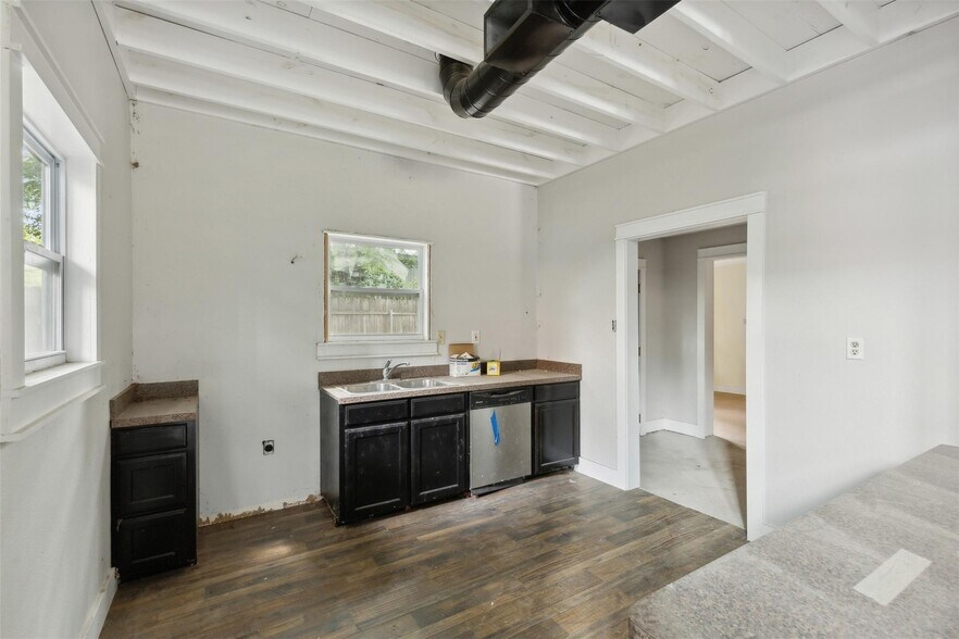 More Photos Of 331 Old Mill Rd, Rhome Warehouse For Sale